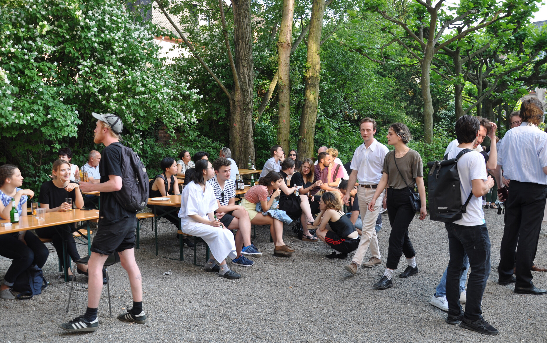 To round off the event, the guests could enjoy the warm June evening in the backyard of the Städelschule.