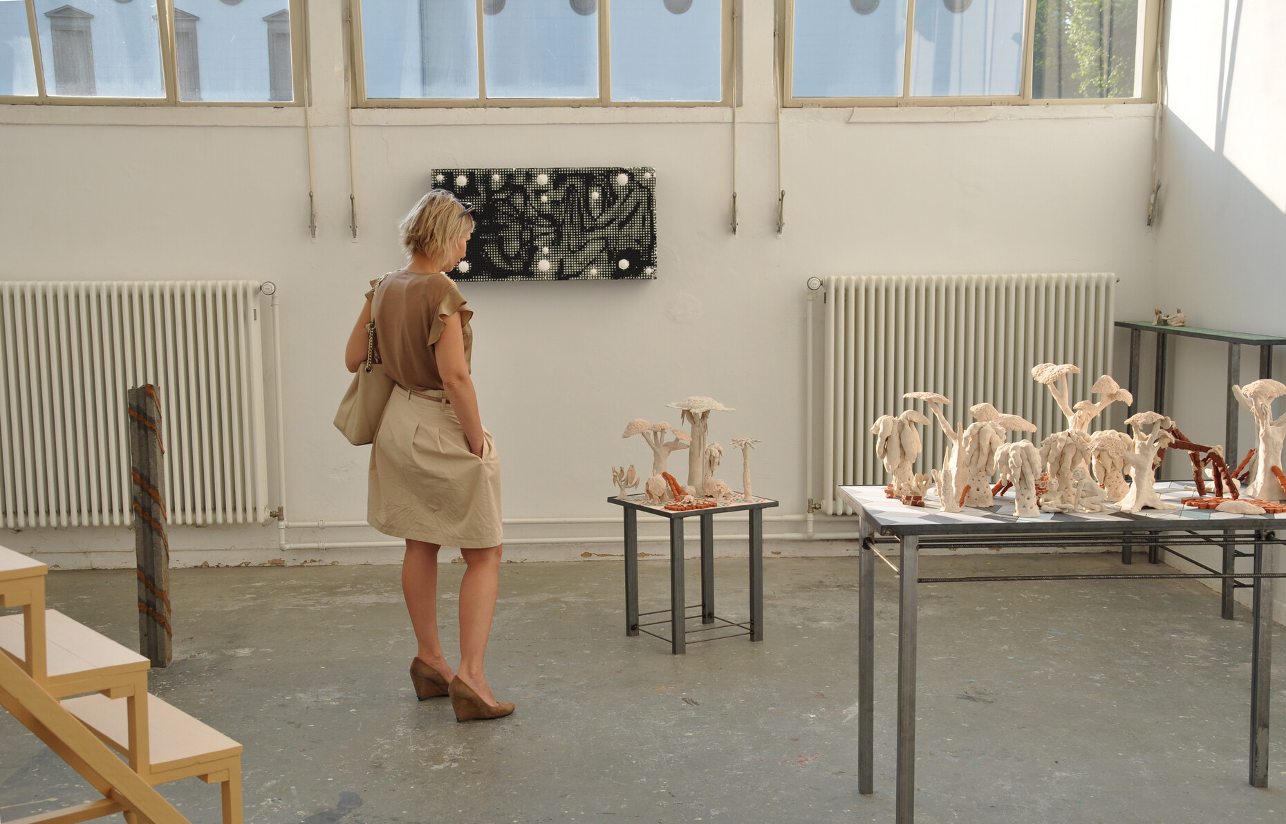 There is a regular shuttle bus from 11 a.m. onwards that ferries visitors between the studios at Dürerstrasse and those at Daimlerstrasse.