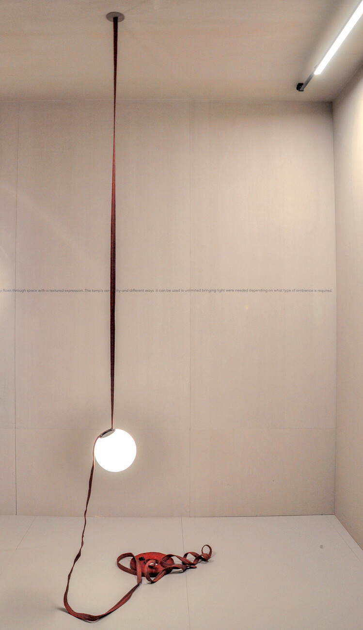 Zentrales Element von Stefan Diez' Lichtsystems "Plusminus" für Vibia ist der stromführende Riemen, an dem die einzelnen Leuchten befestigt werden.