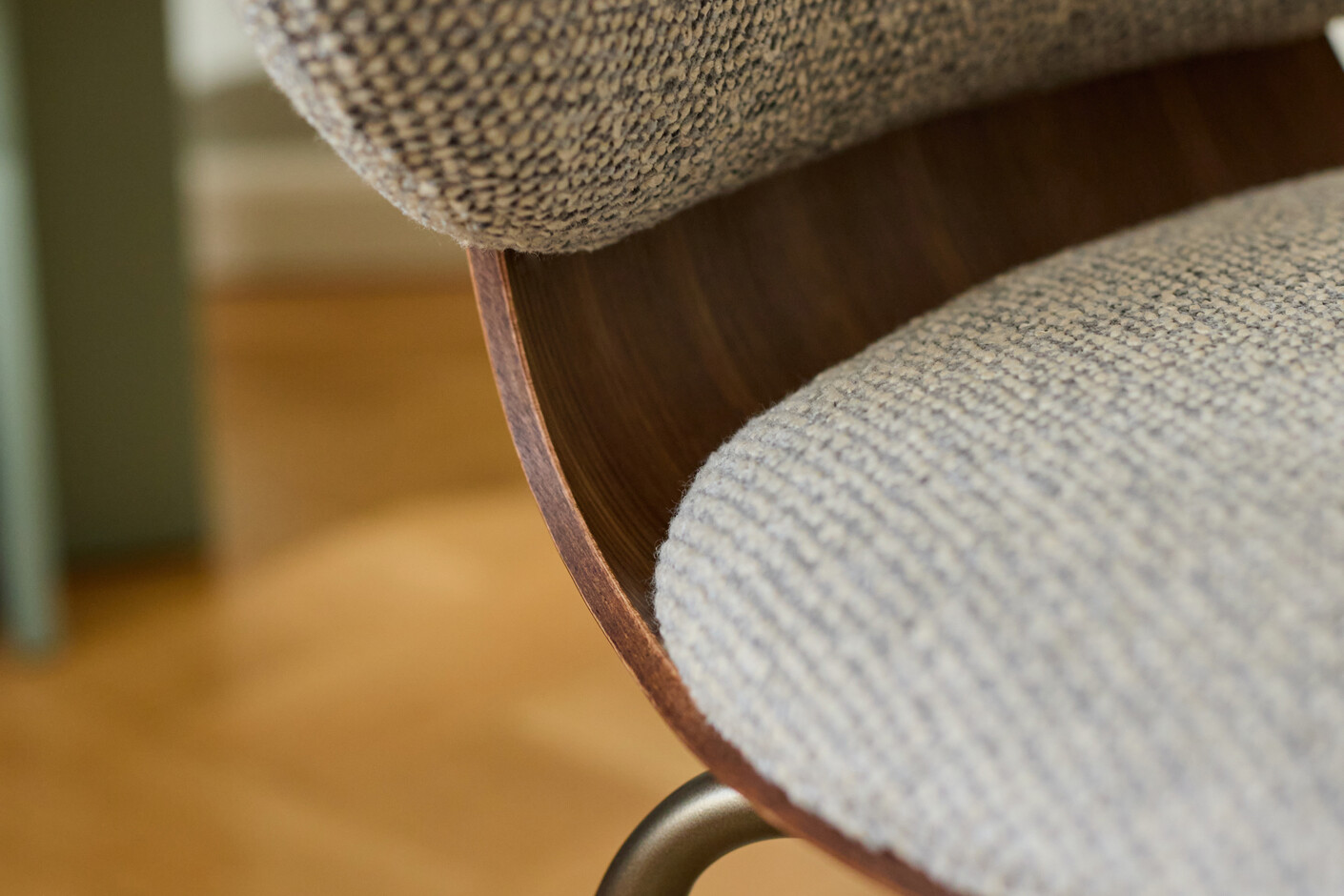 Ivy with 4-leg steel frame