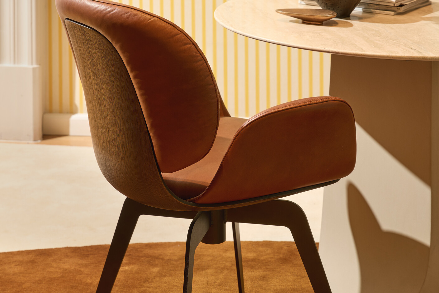 Ivy Armchair with flat steel frame with cross, rotatable & autoreturn