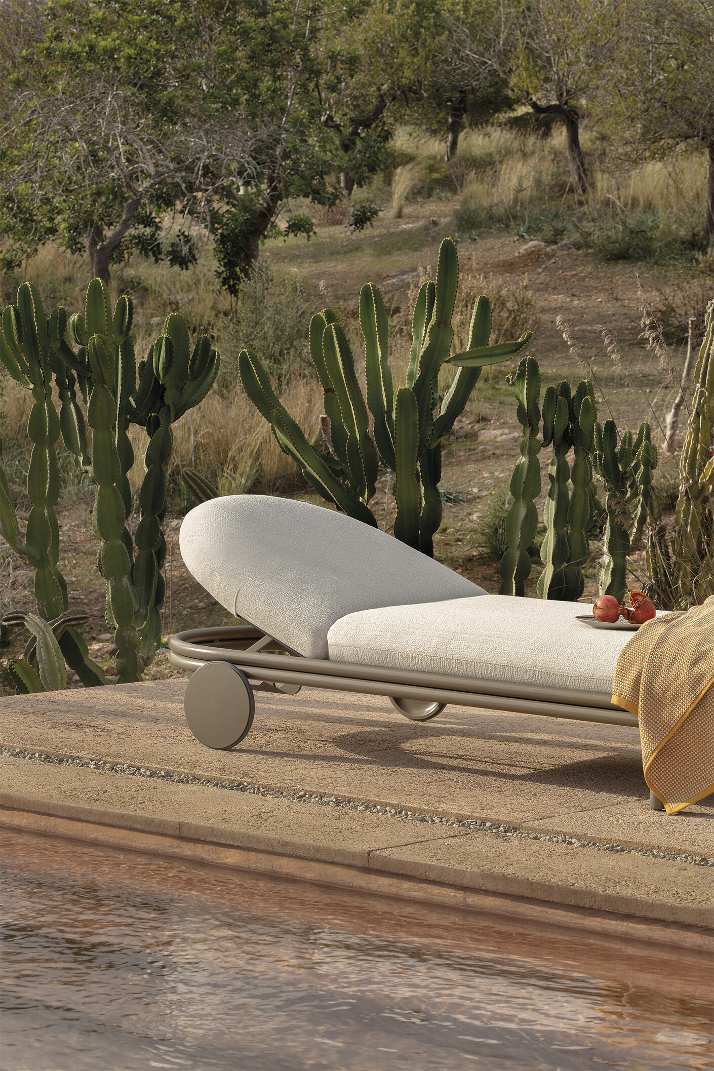 Cask outdoor chaise longue with wheels C989