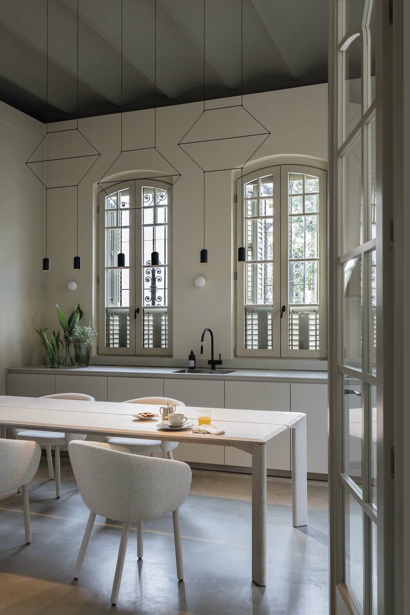 Huma upholstered dining armchair with metal legs T071 M