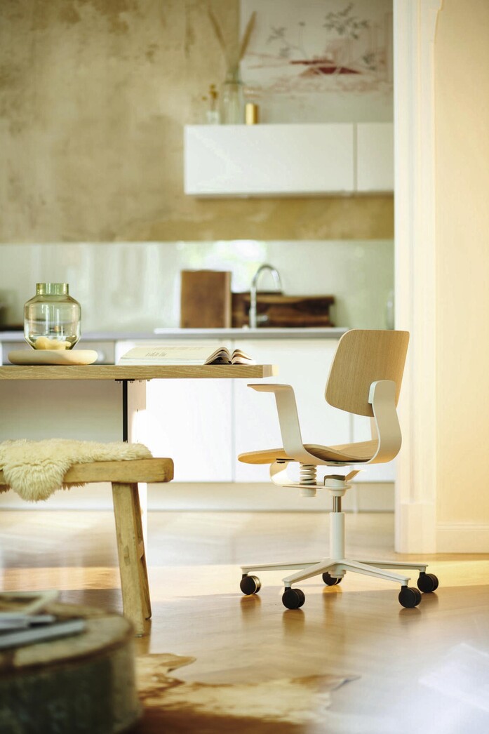006755 WH Wi Chair 2025
