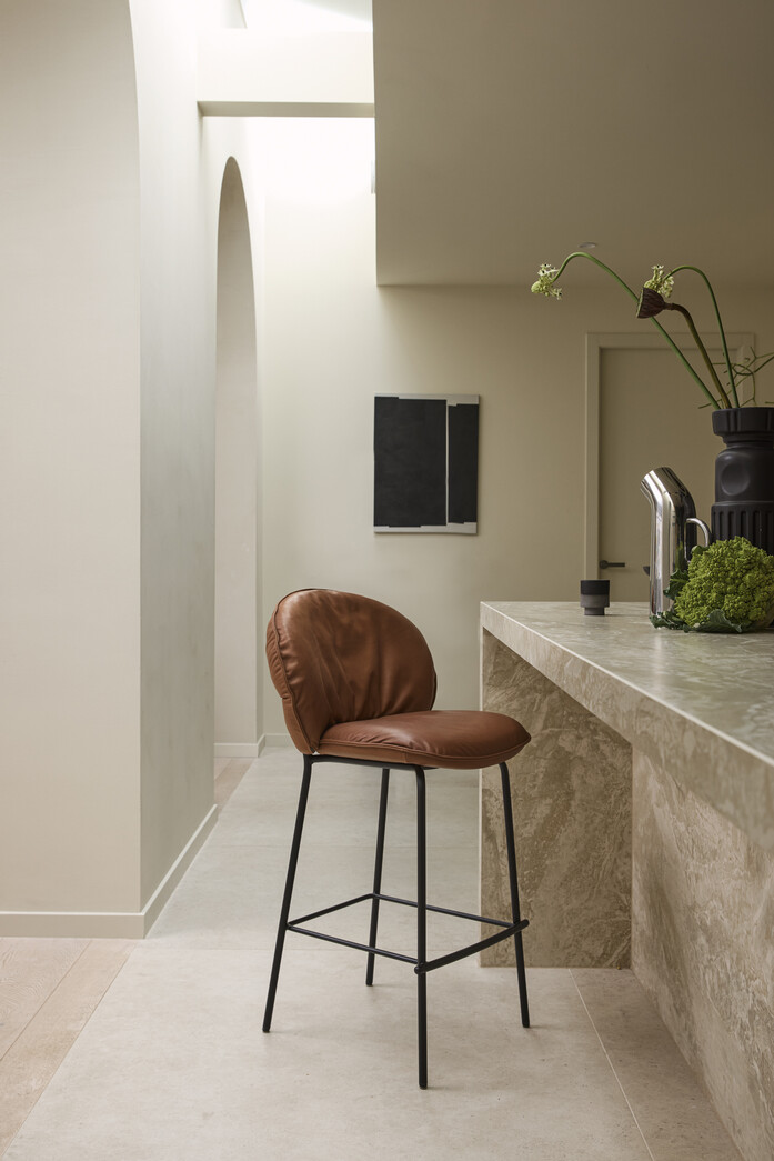 2025 Freifrau Amsterdam Marie Barstool Adora Cognac 96dpi