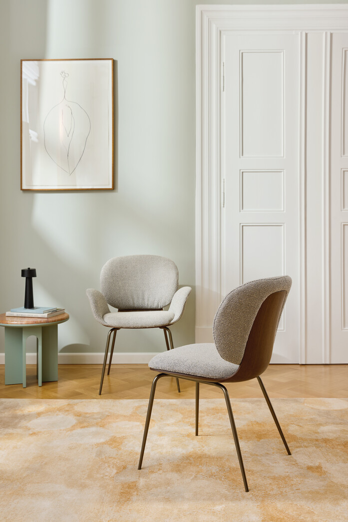 2025 Freifrau Thatenhorst IVY konisches Gestell Eiche geraeuchert Safire 008 01 v2 96dpi