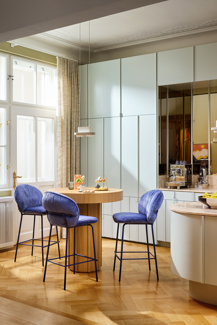 2025 Freifrau Thatenhorst MARIE Barhocker Riga Iris Gestell RAL5022 96dpi