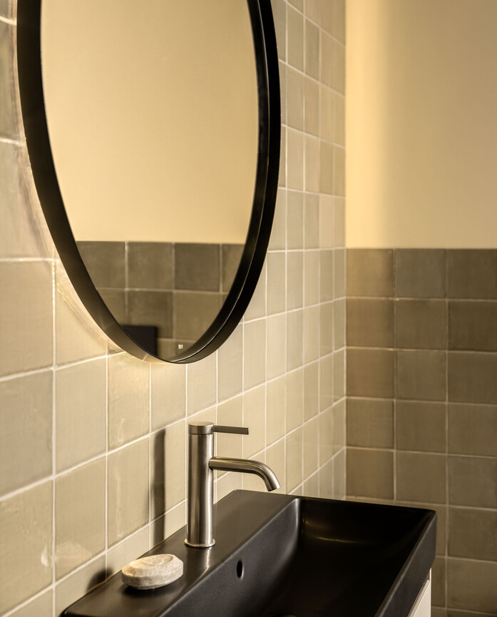 7 Roca Ona matt black basin