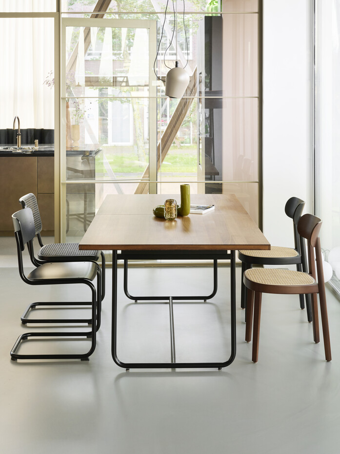 Thonet CGA S 1072 RAL9005 Nussbaum geoelt S 43 S 32 118 Jun24 FF 01