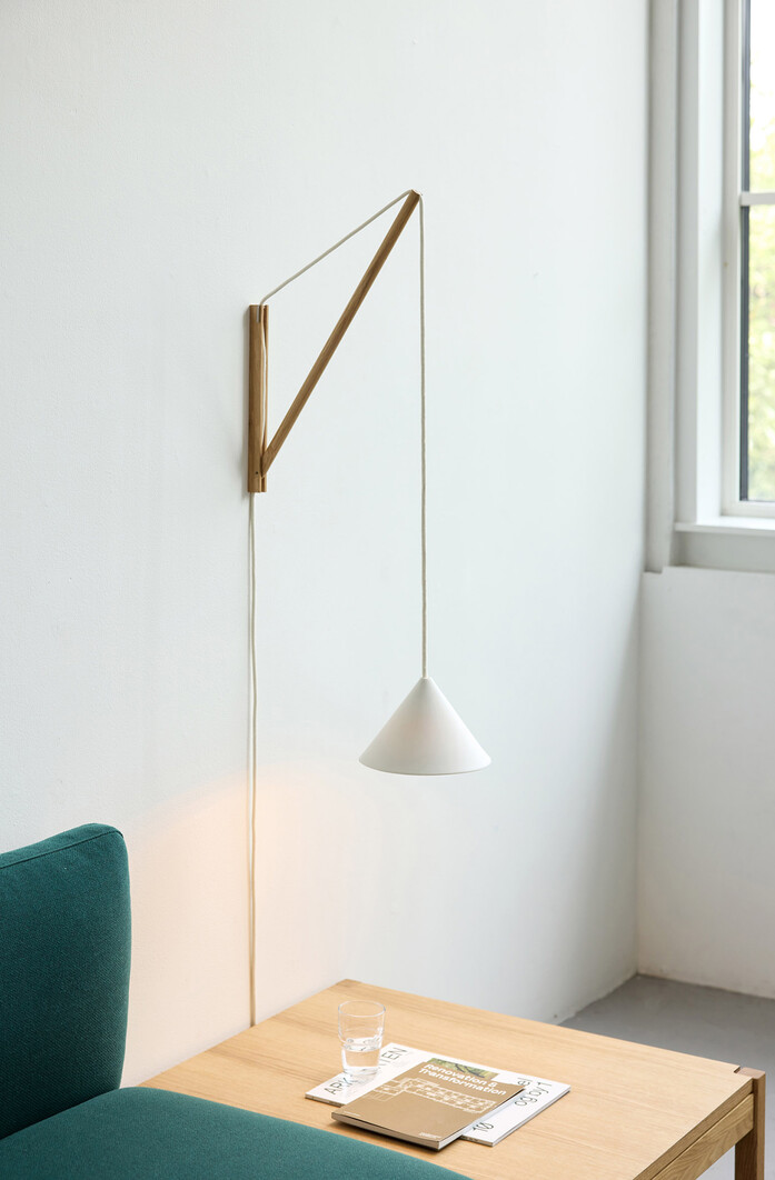 B MOEBE Suspended Wall Lamp IC Oak Ceramic Low Res 19 SWLOAWH